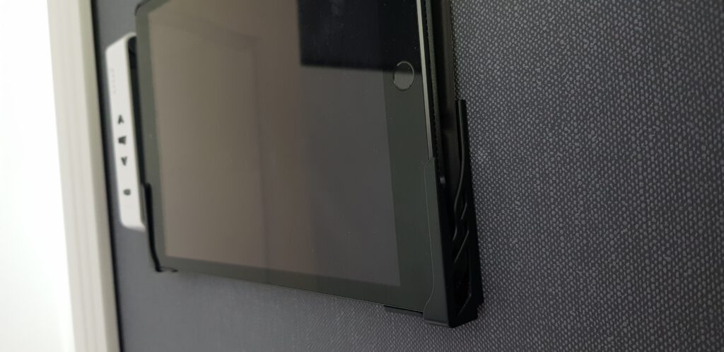 iPad mit Schutzhülle in Dockem Koala Wall Mount 2.0